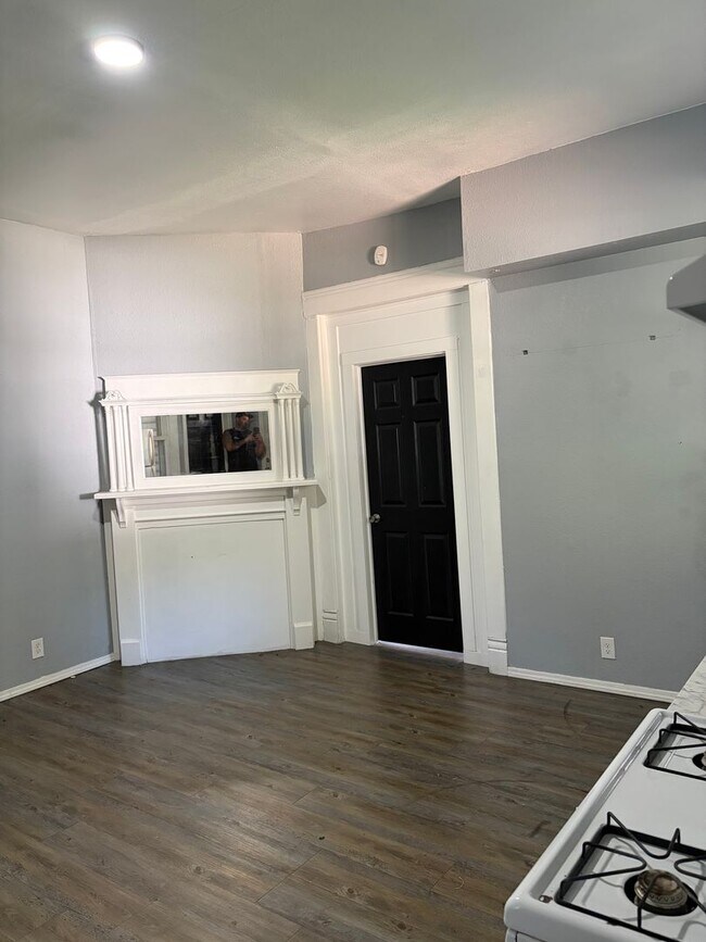 Building Photo - 724 W Elm St