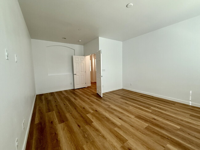 Building Photo - 4 BED, 2.5 BATH, 2 CAR-GARAGE, TWO-STORY, SINGLE FAMILY HOME FOR