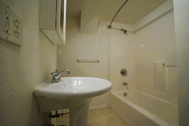 Building Photo - 301 Berwick Ave