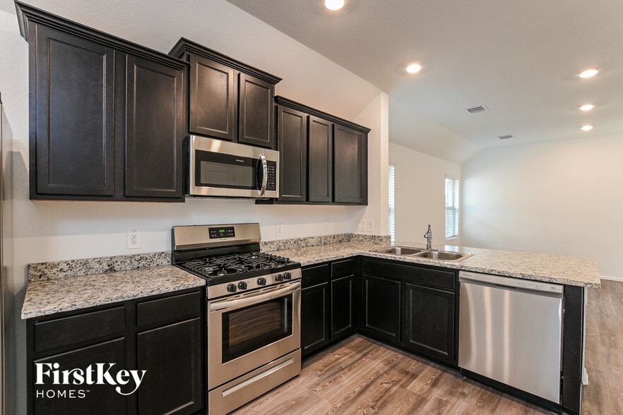 Building Photo - 18446 Summit Ranch Dr