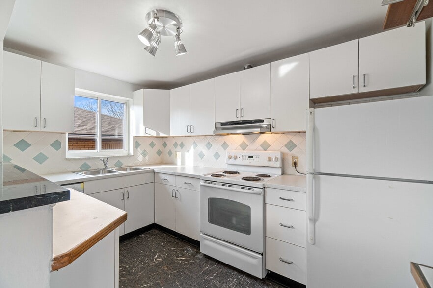 Clean and Bright Kitchen - 6569 Rosemoor St