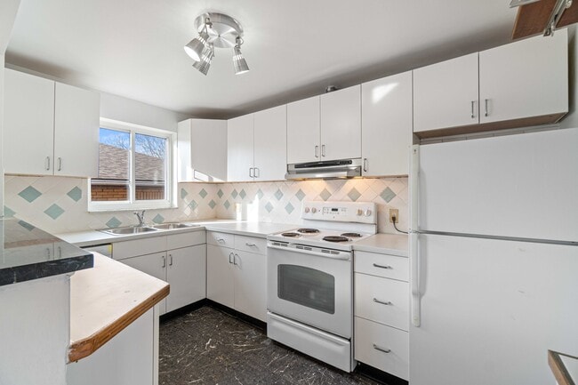 Clean and Bright Kitchen - 6569 Rosemoor St