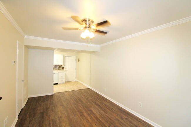 Building Photo - Renovated 2 bedroom Townhome in Belmont!