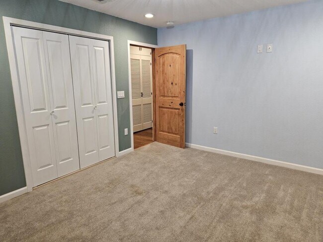 Building Photo - 661 Brookmeade Dr