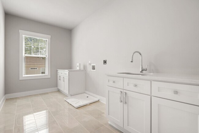 Building Photo - 500 Kings Lake Wy