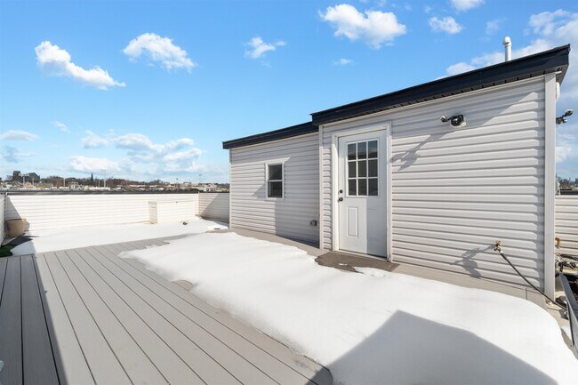 Building Photo - 94 Van Horne St