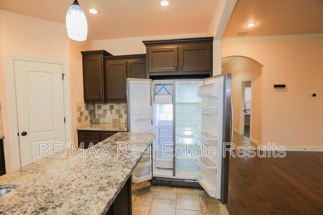 Building Photo - 2202 SW Tupelo Ave