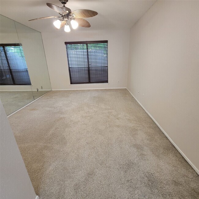 Building Photo - 8020 Braesmain Dr