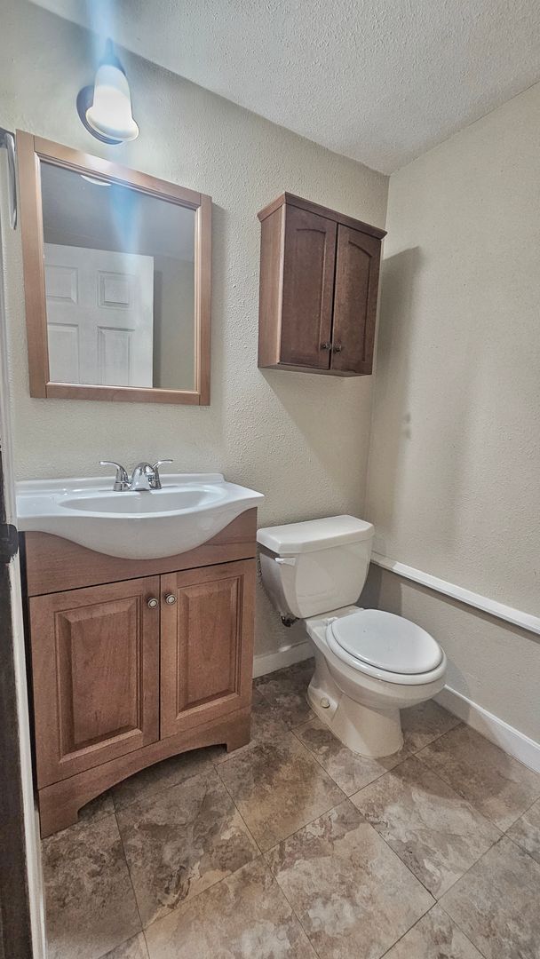 Building Photo - 3 Bed, 2 Bath 2 Story Home in Sought After...
