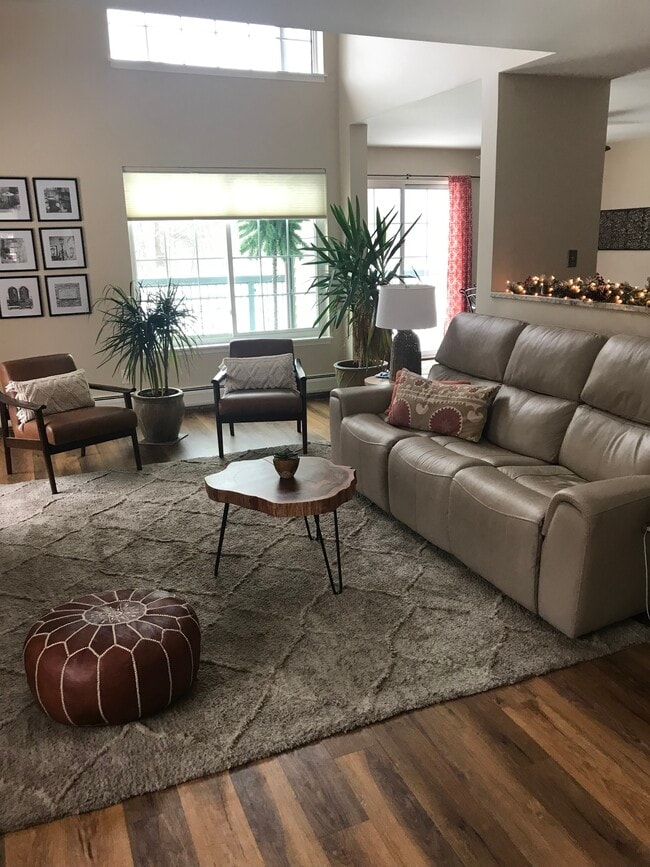 Living room - 9 Lake Forest Dr