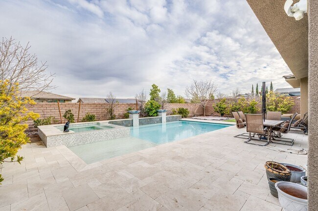 Building Photo - Stunning 5Bed/4.5 Bath home located in a prestigious guard gated community in Summerlin