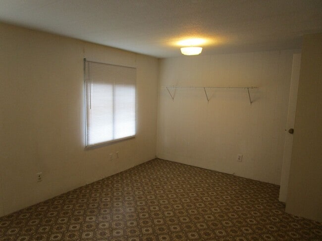 Building Photo - Manufactured Home on Acreage with Cascade Mountain Views! - Available Soon!