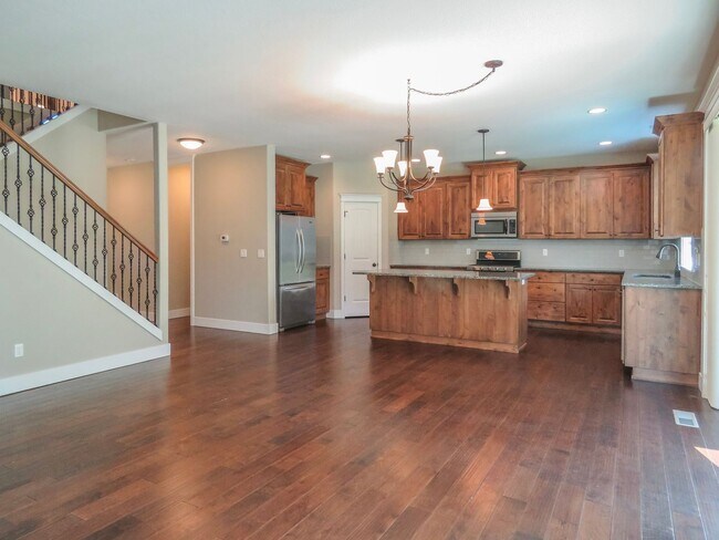 Building Photo - 5 Bedroom 3 Bathroom home available in New...