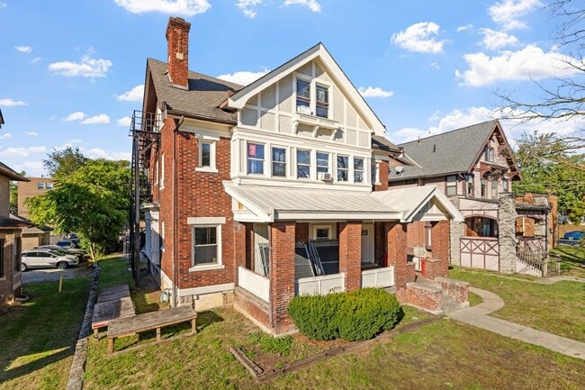 Building Photo - Massive  13-Bedroom House with huge Privat...