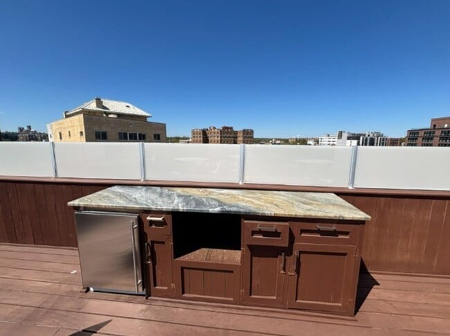 Building Photo - Stunning Views from this Spectacular and Stylish Penthouse in heart of Adams Morgan with PARKING.