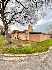 Building Photo - 1051 Country Club Dr