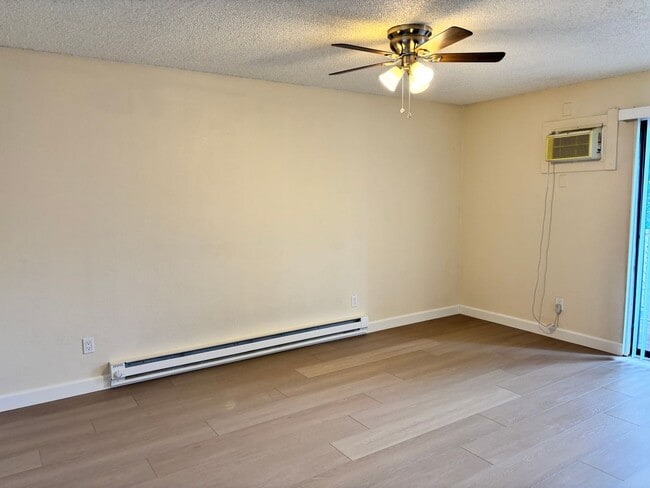Building Photo - NEWLY REMODELED CONDO - 1 BED/1 BATH UPSTA...