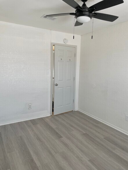 Building Photo - 8337 Clifford St