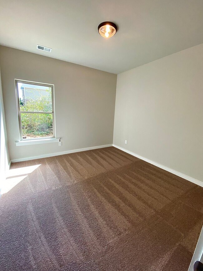 Building Photo - Home for Rent in Weaver AL... Available to View with 48 Hour Notice!!!