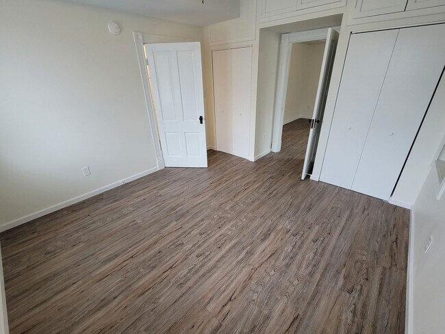 Building Photo - 510 W 5th St