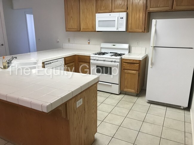 Building Photo - Upstairs unit located in Ashley Square!
