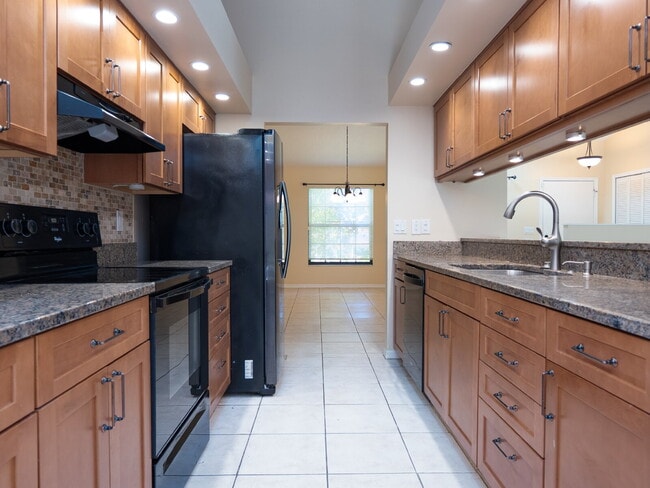 Building Photo - Enjoy Florida living in this spacious 3BR/...