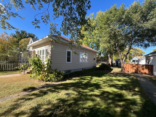 Building Photo - Three Bedroom House in La Crosse