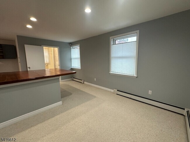 Building Photo - 18 Montrose Ave