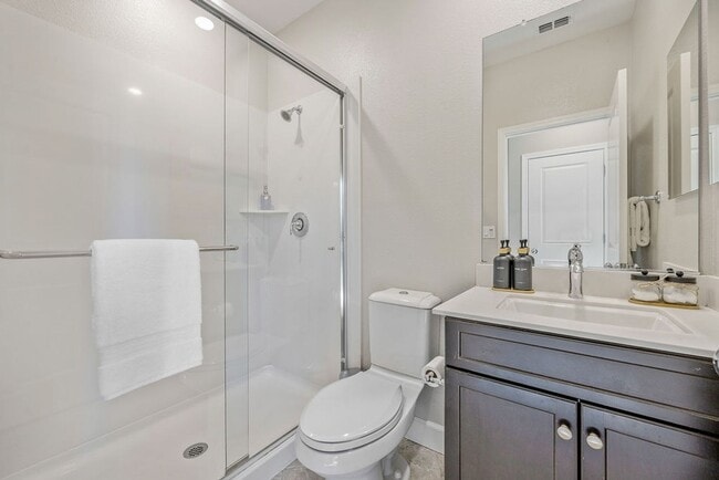 Building Photo - 5Bed/3Ba Home in Quiet Hayward Community w...