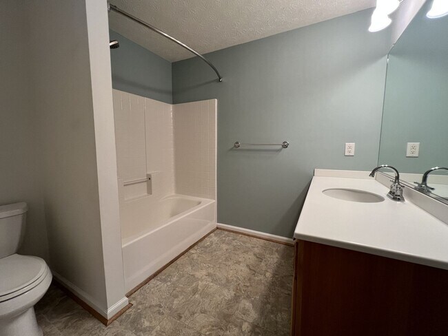 Building Photo - Beautiful Port Warwick Townhome.