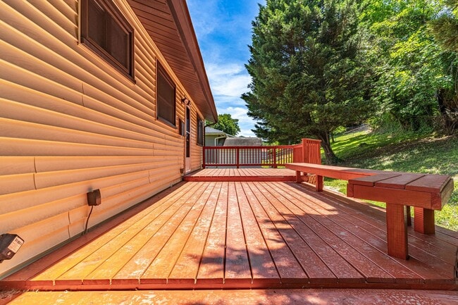 Building Photo - Charming 3+ BR single family home availabl...