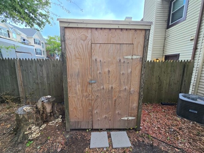Building Photo - 3 BEDROOM END UNIT TOWNHOUSE FOR RENT IN V...