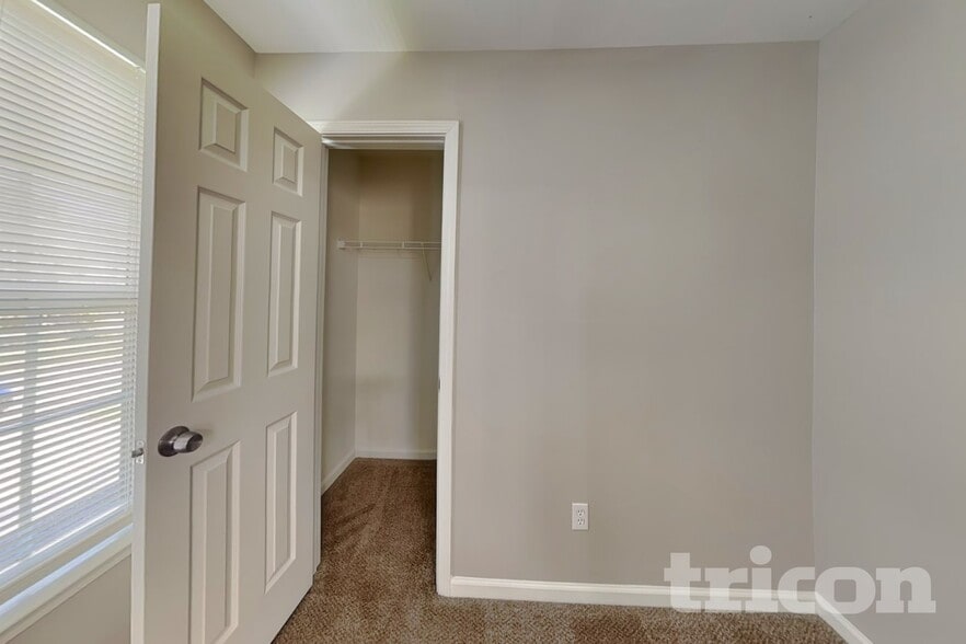 Building Photo - 2120 Ballingarry Dr