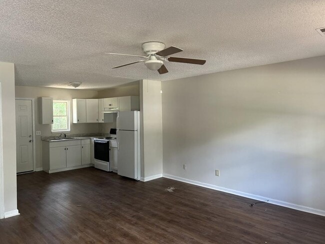 Building Photo - 1727 W Pine Lake Dr
