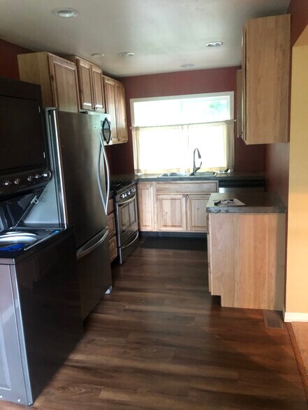 Building Photo - 310 SE Dilke St