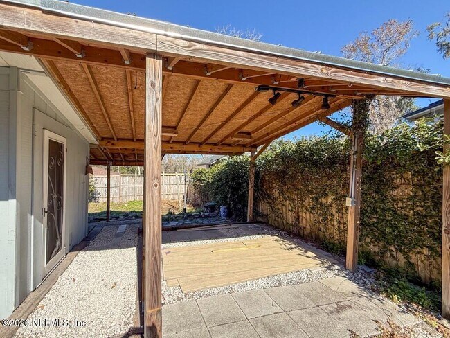 Building Photo - 360 Canis Dr W