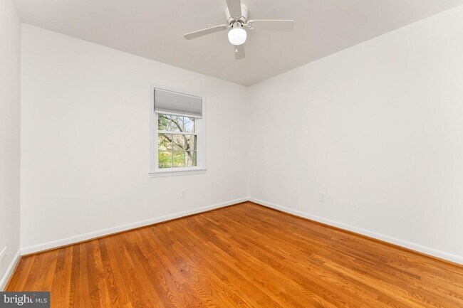Building Photo - Spacious & Stylish North Shore Cluster Home Near Reston Town Center