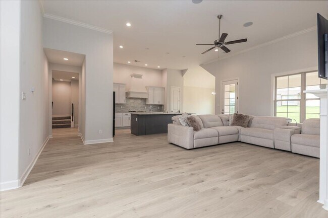 Building Photo - Like New 6 BR/ 4.5 BA in Lakeland