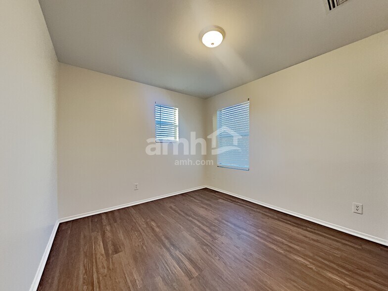 Building Photo - 902 E Autumn Harvest Pl