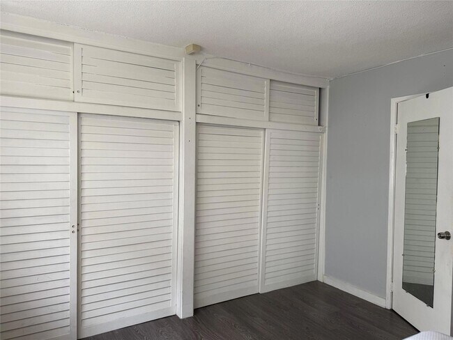 Building Photo - 1110 N Riverside Dr