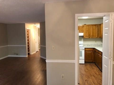 Building Photo - 1135 Country Club Pl