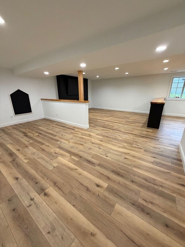 Building Photo - COMMINNG SOON - 4 BED 3 1/2 BATH HOUSE