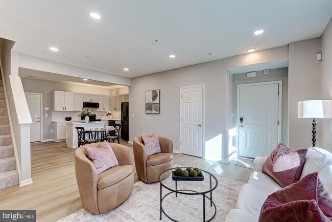 Building Photo - 44848 Tiverton Sq