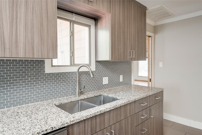 Building Photo - 5602 Roosevelt Ave