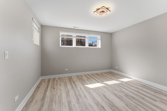 Building Photo - 7428 N Rogers Ave