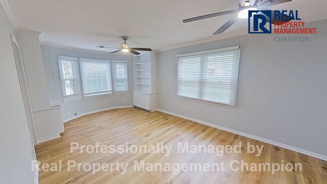 Building Photo - Charming Home Backing up to Arrowhead Park...