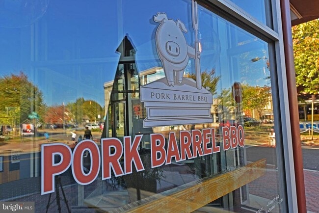 Building Photo - 214 E Monroe Ave