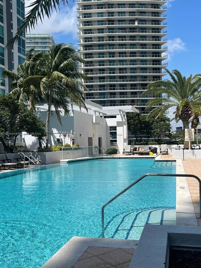 Building Photo - 1060 Brickell Ave