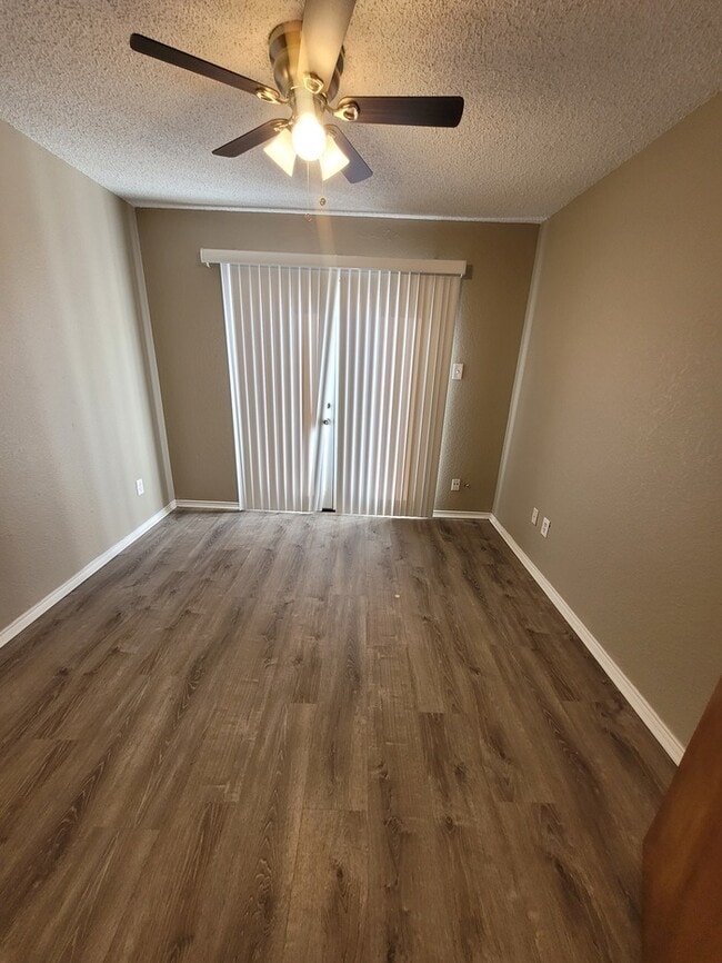 Building Photo - Spacious 3 bed 2 bath townhome!