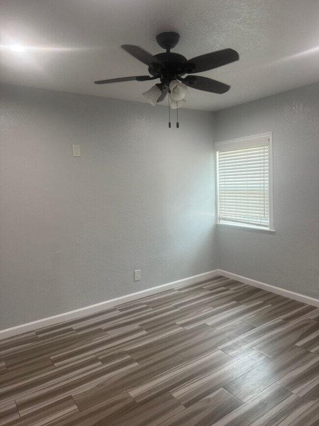 Building Photo - AWESOME COMPLETELY REMODELED 2 BEDROOM 1.5 BATH UNIT